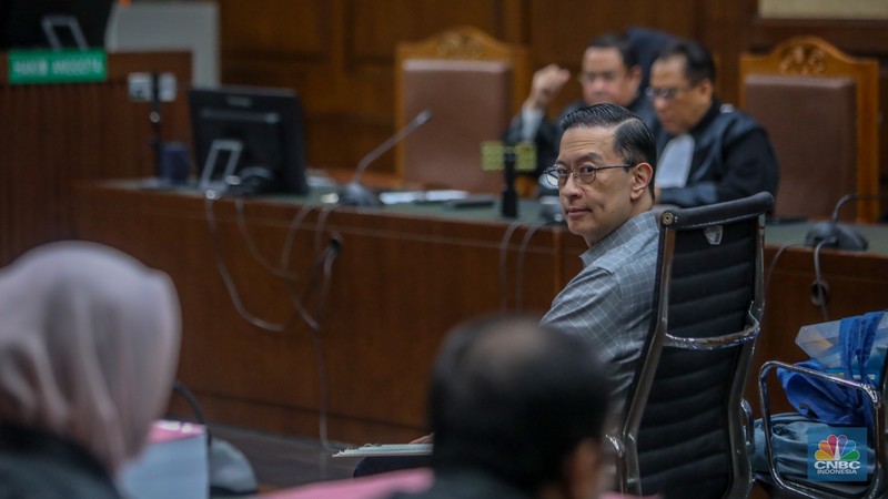 Terdakwa kasus Importasi gula sekaligus Mantan Menteri Perdagangan Thomas Trikasih Lembong alias Tom Lembong saat menjalani sidang dengan agenda pembacaan tuntutan di Pengadilan Tipikor, Jakarta, Jumat (4/7/2025). (CNBC Indonesia/Faisal Rahman)
