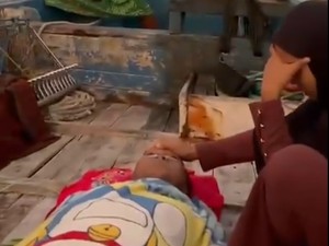 Viral Pasien Kritis di Pulau Mandangin Dibawa ke RS Naik Sampan