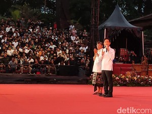 Gibran Sapa Ribuan Penonton PKB 2025, Dibalas Salam Om Swastiastu