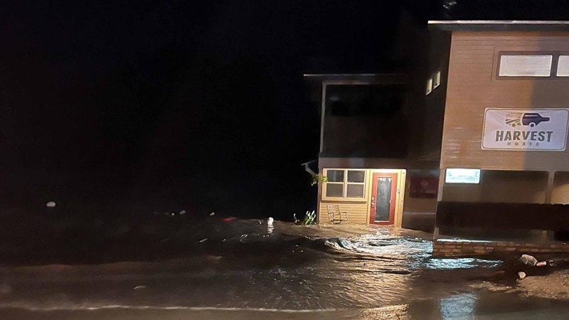 Penyelamatan helikopter terjadi di tengah banjir mematikan di Kerrville, Texas, AS, 4 Juli 2025, dalam gambar diam dari video yang diperoleh dari media sosial. (Howdy's Restaurant, Bar & Chill/via REUTERS)