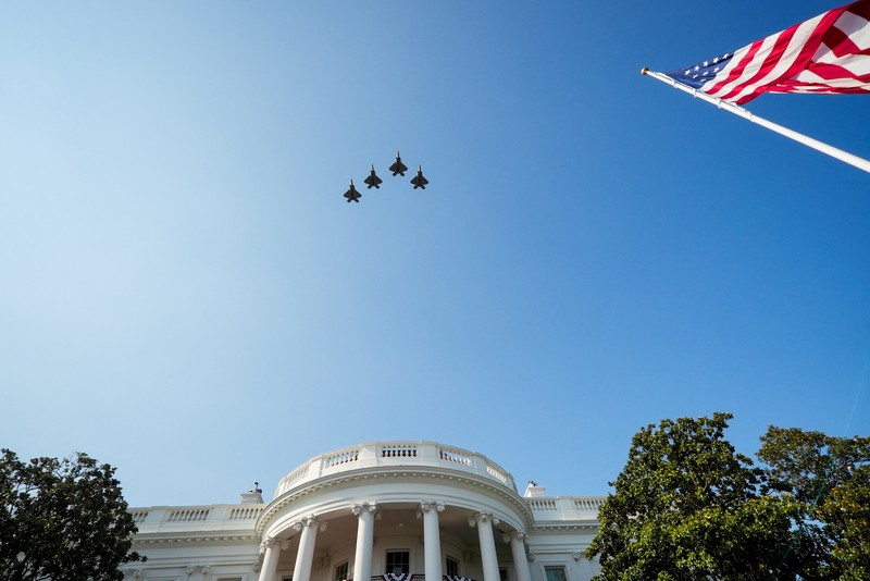 Empat pesawat F-22 mengambil bagian dalam penerbangan lintas udara, menandai Hari Kemerdekaan, di Gedung Putih di Washington, D.C., AS, 4 Juli 2025. Empat pesawat F-22 mengambil bagian dalam penerbangan lintas udara, menandai Hari Kemerdekaan, di Gedung Putih di Washington, D.C., AS, 4 Juli 2025. (REUTERS/Ken Cedeno)