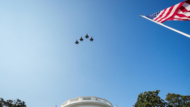 Empat pesawat F-22 mengambil bagian dalam penerbangan lintas udara, menandai Hari Kemerdekaan, di Gedung Putih di Washington, D.C., AS, 4 Juli 2025. (REUTERS/Ken Cedeno)