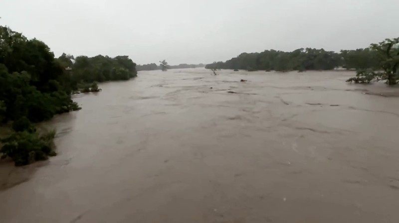 Penyelamatan helikopter terjadi di tengah banjir mematikan di Kerrville, Texas, AS, 4 Juli 2025, dalam gambar diam dari video yang diperoleh dari media sosial. (Howdy's Restaurant, Bar & Chill/via REUTERS)