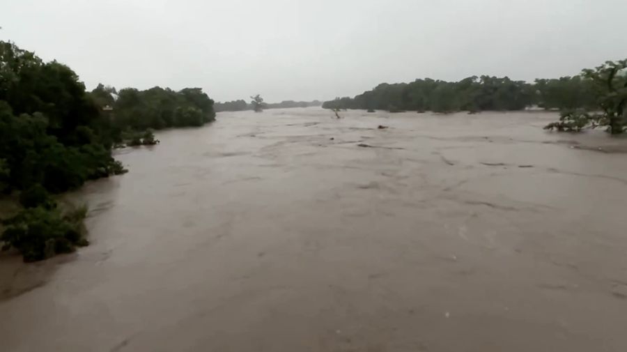 Penyelamatan helikopter terjadi di tengah banjir mematikan di Kerrville, Texas, AS, 4 Juli 2025, dalam gambar diam dari video yang diperoleh dari media sosial. (Howdy's Restaurant, Bar & Chill/via REUTERS)
