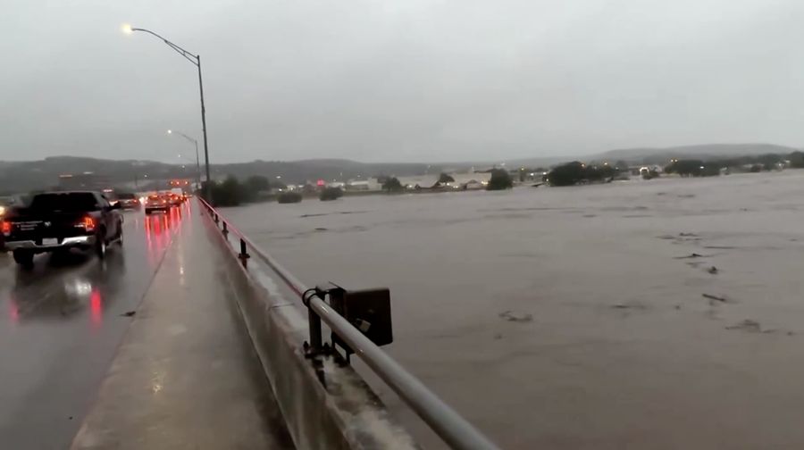 Penyelamatan helikopter terjadi di tengah banjir mematikan di Kerrville, Texas, AS, 4 Juli 2025, dalam gambar diam dari video yang diperoleh dari media sosial. (Howdy's Restaurant, Bar & Chill/via REUTERS)