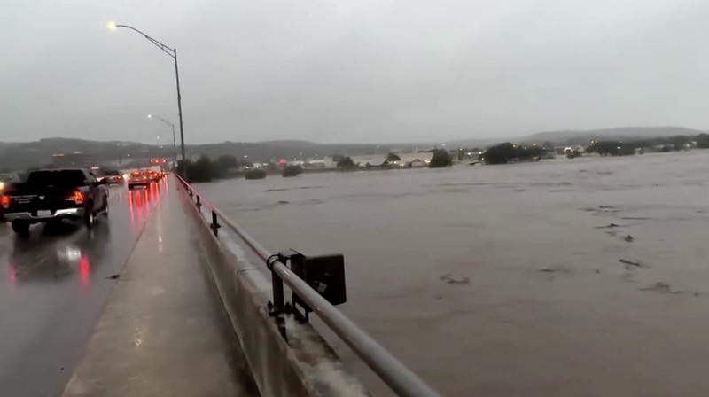 Penyelamatan helikopter terjadi di tengah banjir mematikan di Kerrville, Texas, AS, 4 Juli 2025, dalam gambar diam dari video yang diperoleh dari media sosial. (Howdy's Restaurant, Bar & Chill/via REUTERS)