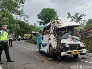 Minibus Ringsek Usai Terjun ke Parit di Serang Purbalingga, Diduga Rem Blong