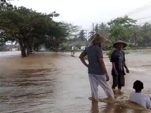 Banjir Rendam Jalan Poros Bone-Sinjai, Lalin Sempat Lumpuh