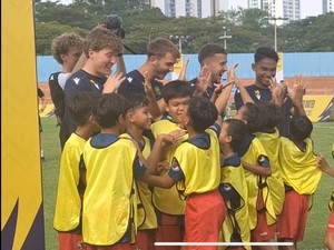 Oxford United Gelar Coaching Clinic, Ole Romeny Jadi Rebutan Anak-anak
