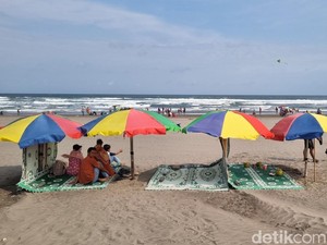 Pedagang Minum-Sewa Payung Pantai Parangtritis Raup Cuan Saat Libur Sekolah
