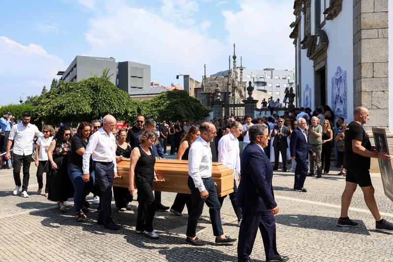 Para pengusung jenazah membawa peti jenazah pemain sepak bola Portugal yang bermain di Liverpool, Diogo Jota dan saudaranya Andre Silva, yang meninggal dalam kecelakaan mobil di dekat Zamora, Spanyol, pada hari upacara pemakaman mereka di Kapel Kebangkitan di Gondomar, Portugal, 5 Juli 2025. Para pengusung jenazah membawa peti jenazah pemain sepak bola Portugal yang bermain di Liverpool, Diogo Jota dan saudaranya Andre Silva, yang meninggal dalam kecelakaan mobil di dekat Zamora, Spanyol, pada hari upacara pemakaman mereka di Kapel Kebangkitan di Gondomar, Portugal, 5 Juli 2025. (REUTERS/Pedro Nunes)