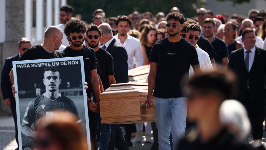 Para pengusung jenazah membawa peti jenazah pemain sepak bola Portugal yang bermain di Liverpool, Diogo Jota dan saudaranya Andre Silva, yang meninggal dalam kecelakaan mobil di dekat Zamora, Spanyol, pada hari upacara pemakaman mereka di Kapel Kebangkitan di Gondomar, Portugal, 5 Juli 2025. (REUTERS/Pedro Nunes)
