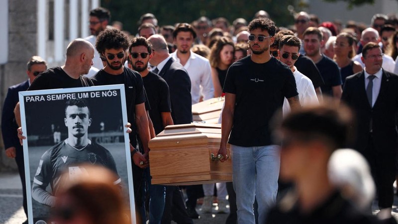 Para pengusung jenazah membawa peti jenazah pemain sepak bola Portugal yang bermain di Liverpool, Diogo Jota dan saudaranya Andre Silva, yang meninggal dalam kecelakaan mobil di dekat Zamora, Spanyol, pada hari upacara pemakaman mereka di Kapel Kebangkitan di Gondomar, Portugal, 5 Juli 2025. (REUTERS/Pedro Nunes)