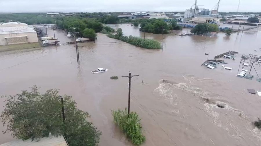 Pemandangan drone kendaraan yang sebagian terendam air banjir setelah hujan deras yang mengakibatkan banjir bandang di sepanjang Sungai Guadalupe di San Angelo, Texas, AS, 4 Juni 2025, dalam tangkapan layar yang diperoleh dari video media sosial. (Patrick Keely/via REUTERS)