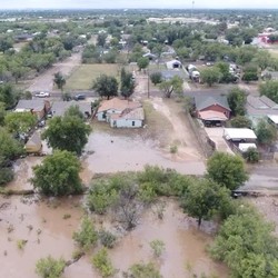 Banjir Bandang Tewaskan 32 Orang, Warga Berpegangan ke Pohon