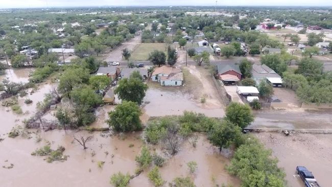 Banjir Bandang Tewaskan 32 Orang, Warga Berpegangan ke Pohon