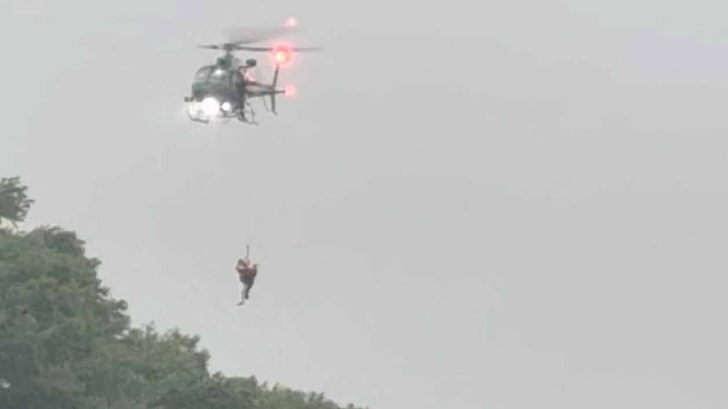 Penyelamatan helikopter terjadi di tengah banjir mematikan di Kerrville, Texas, AS, 4 Juli 2025, dalam gambar diam dari video yang diperoleh dari media sosial. (Howdy's Restaurant, Bar & Chill/via REUTERS)