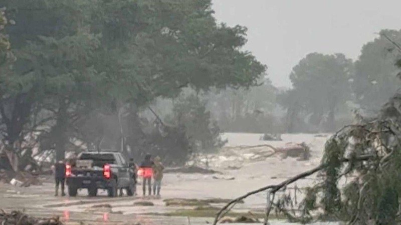 Penyelamatan helikopter terjadi di tengah banjir mematikan di Kerrville, Texas, AS, 4 Juli 2025, dalam gambar diam dari video yang diperoleh dari media sosial. (Howdy's Restaurant, Bar & Chill/via REUTERS)