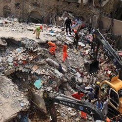 Ngeri! Potret Gedung Runtuh di Karachi, 12 Tewas Tertimbun Puing