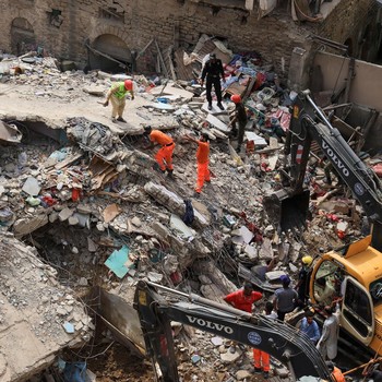 Ngeri! Potret Gedung Runtuh di Karachi, 12 Tewas Tertimbun Puing