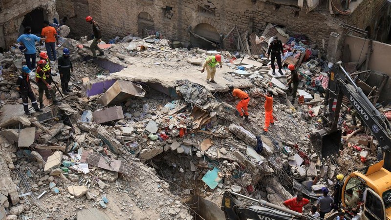 Petugas penyelamat mencari korban selamat saat mereka melewati reruntuhan bangunan tempat tinggal lima lantai yang runtuh di Karachi, Pakistan, 4 Juli 2025. (REUTERS/Akhtar Soomro)