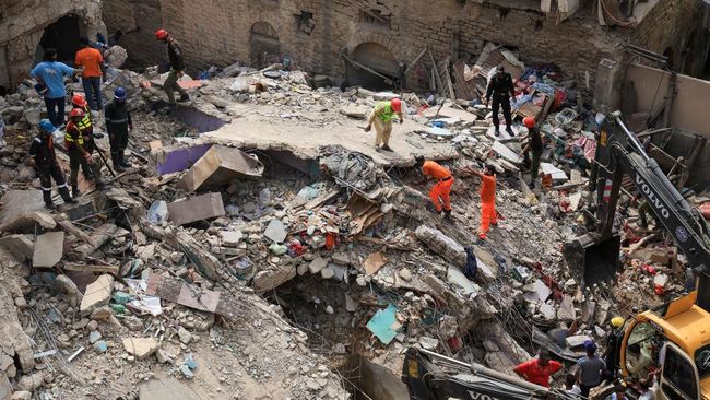 Ngeri! Potret Gedung Runtuh di Karachi, 12 Tewas Tertimbun Puing