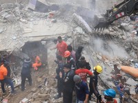 Bangunan Tiga Lantai Ambruk Usai Meledak, 16 Tewas
