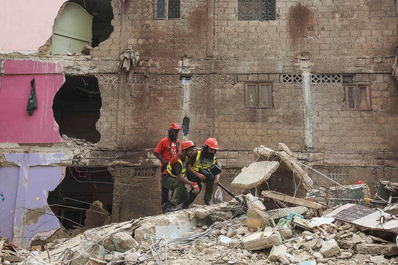 Petugas penyelamat mencari korban selamat saat mereka melewati reruntuhan bangunan tempat tinggal lima lantai yang runtuh di Karachi, Pakistan, 4 Juli 2025. Petugas penyelamat mencari korban selamat saat mereka melewati reruntuhan bangunan tempat tinggal lima lantai yang runtuh di Karachi, Pakistan, 4 Juli 2025. (REUTERS/Akhtar Soomro)