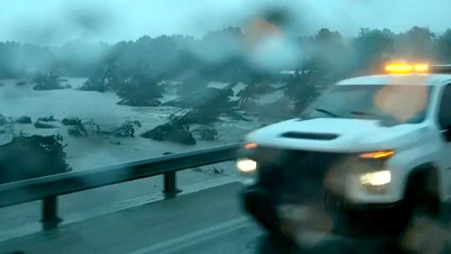 Penyelamatan helikopter terjadi di tengah banjir mematikan di Kerrville, Texas, AS, 4 Juli 2025, dalam gambar diam dari video yang diperoleh dari media sosial. (Howdy's Restaurant, Bar & Chill/via REUTERS)