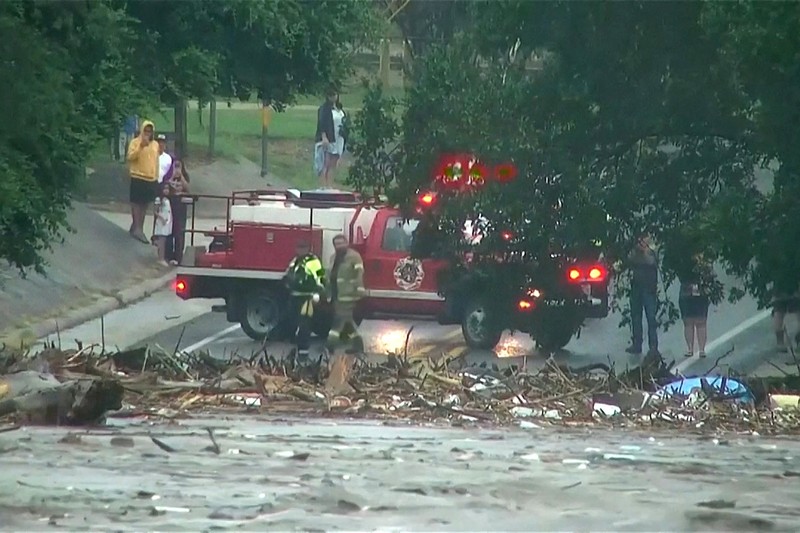 Penyelamatan helikopter terjadi di tengah banjir mematikan di Kerrville, Texas, AS, 4 Juli 2025, dalam gambar diam dari video yang diperoleh dari media sosial. (Howdy's Restaurant, Bar & Chill/via REUTERS)