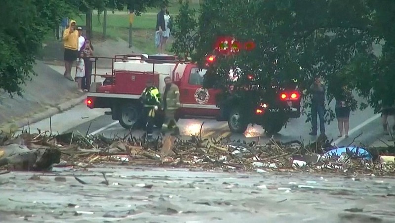 Penyelamatan helikopter terjadi di tengah banjir mematikan di Kerrville, Texas, AS, 4 Juli 2025, dalam gambar diam dari video yang diperoleh dari media sosial. (Howdy's Restaurant, Bar & Chill/via REUTERS)