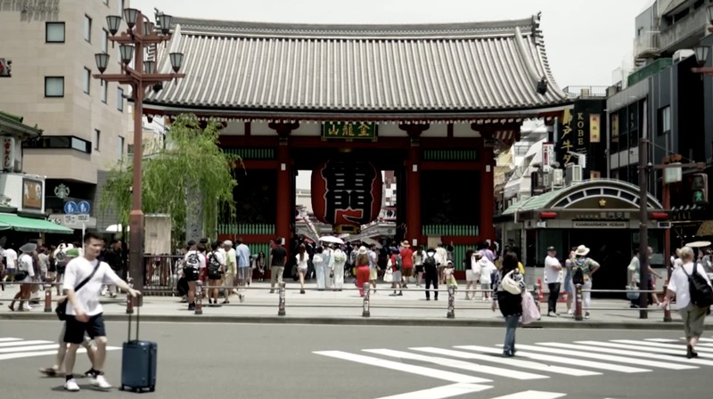 Seorang anggota staf meletakkan buku komik berjudul 'The Future I saw', yang ditulis oleh seniman manga Ryo Tatsuki, di rak toko buku Village Vanguard di Tokyo, Jepang, 30 Juni 2025. (REUTERS/Issei Kato)