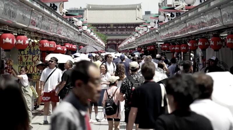 Seorang anggota staf meletakkan buku komik berjudul 'The Future I saw', yang ditulis oleh seniman manga Ryo Tatsuki, di rak toko buku Village Vanguard di Tokyo, Jepang, 30 Juni 2025. (REUTERS/Issei Kato)