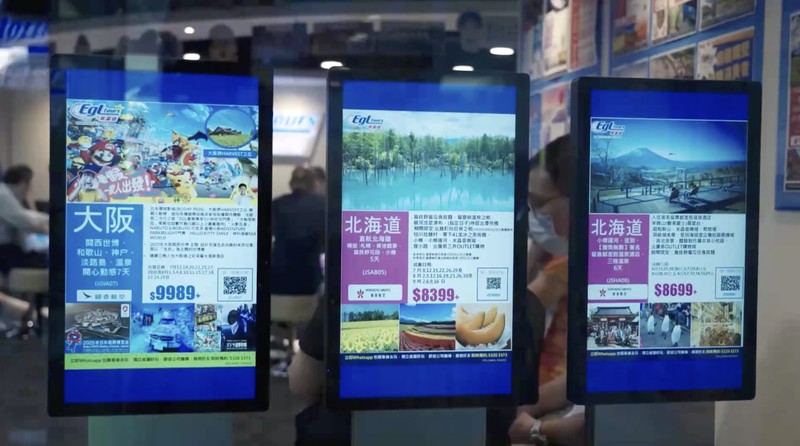 Seorang anggota staf meletakkan buku komik berjudul 'The Future I saw', yang ditulis oleh seniman manga Ryo Tatsuki, di rak toko buku Village Vanguard di Tokyo, Jepang, 30 Juni 2025. Seorang anggota staf meletakkan buku komik berjudul 'The Future I saw', yang ditulis oleh seniman manga Ryo Tatsuki, di rak toko buku Village Vanguard di Tokyo, Jepang, 30 Juni 2025. (REUTERS/Issei Kato)