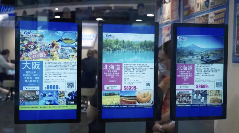 Seorang anggota staf meletakkan buku komik berjudul 'The Future I saw', yang ditulis oleh seniman manga Ryo Tatsuki, di rak toko buku Village Vanguard di Tokyo, Jepang, 30 Juni 2025. (REUTERS/Issei Kato)