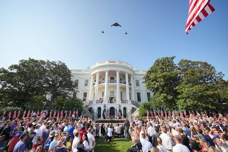 Empat pesawat F-22 mengambil bagian dalam penerbangan lintas udara, menandai Hari Kemerdekaan, di Gedung Putih di Washington, D.C., AS, 4 Juli 2025. (REUTERS/Ken Cedeno)