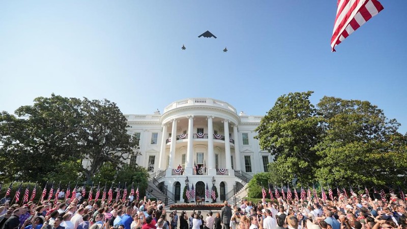 Empat pesawat F-22 mengambil bagian dalam penerbangan lintas udara, menandai Hari Kemerdekaan, di Gedung Putih di Washington, D.C., AS, 4 Juli 2025. (REUTERS/Ken Cedeno)