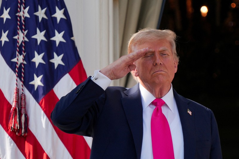 Empat pesawat F-22 mengambil bagian dalam penerbangan lintas udara, menandai Hari Kemerdekaan, di Gedung Putih di Washington, D.C., AS, 4 Juli 2025. Empat pesawat F-22 mengambil bagian dalam penerbangan lintas udara, menandai Hari Kemerdekaan, di Gedung Putih di Washington, D.C., AS, 4 Juli 2025. (REUTERS/Ken Cedeno)