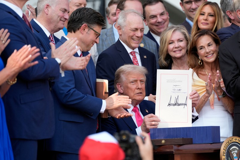 Empat pesawat F-22 mengambil bagian dalam penerbangan lintas udara, menandai Hari Kemerdekaan, di Gedung Putih di Washington, D.C., AS, 4 Juli 2025. (REUTERS/Ken Cedeno)