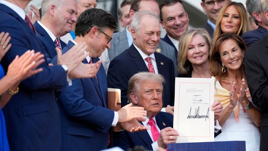 Empat pesawat F-22 mengambil bagian dalam penerbangan lintas udara, menandai Hari Kemerdekaan, di Gedung Putih di Washington, D.C., AS, 4 Juli 2025. (REUTERS/Ken Cedeno)