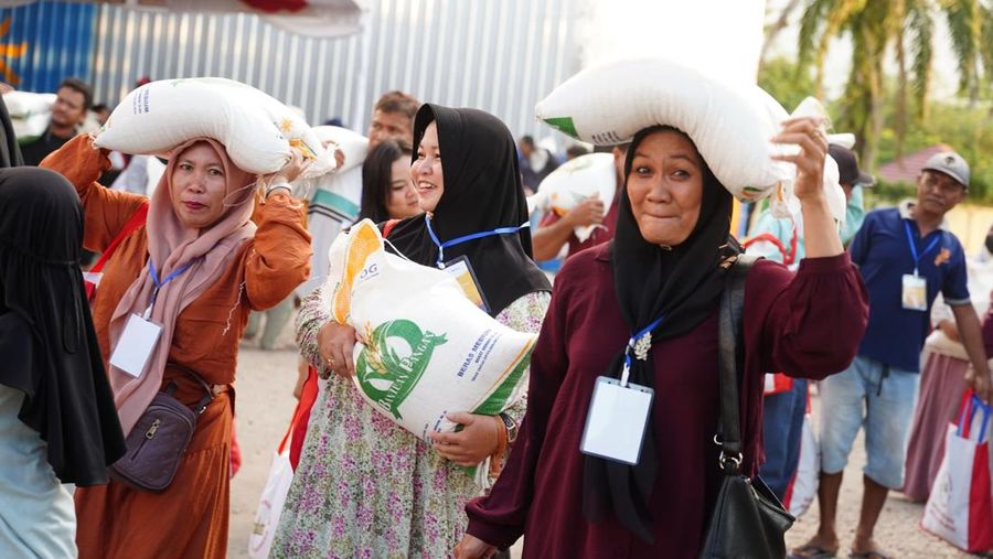 Program bantuan pangan beras yang menjadi bagian dari penebalan bantuan sosial tahun 2025 untuk memberi stimulus ekonomi ke masyarakat, secara resmi telah ditugaskan kepada Perum Bulog. (Dok. Bapanas)