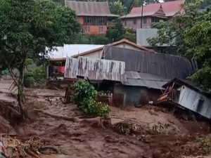 5 Orang Sekeluarga Terjebak Banjir di Rumbia Jeneponto, Rumah Nyaris Hanyut