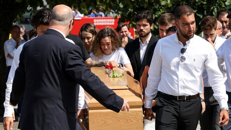 Para pengusung jenazah membawa peti jenazah pemain sepak bola Portugal yang bermain di Liverpool, Diogo Jota dan saudaranya Andre Silva, yang meninggal dalam kecelakaan mobil di dekat Zamora, Spanyol, pada hari upacara pemakaman mereka di Kapel Kebangkitan di Gondomar, Portugal, 5 Juli 2025. (REUTERS/Pedro Nunes)