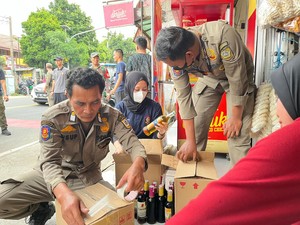 Satpol PP Gerebek Penjual Miras Ilegal di Ciawi Bogor, 804 Botol Disita