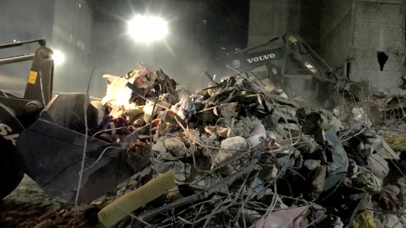 Petugas penyelamat mencari korban selamat saat mereka melewati reruntuhan bangunan tempat tinggal lima lantai yang runtuh di Karachi, Pakistan, 4 Juli 2025. Petugas penyelamat mencari korban selamat saat mereka melewati reruntuhan bangunan tempat tinggal lima lantai yang runtuh di Karachi, Pakistan, 4 Juli 2025. (REUTERS/Akhtar Soomro)