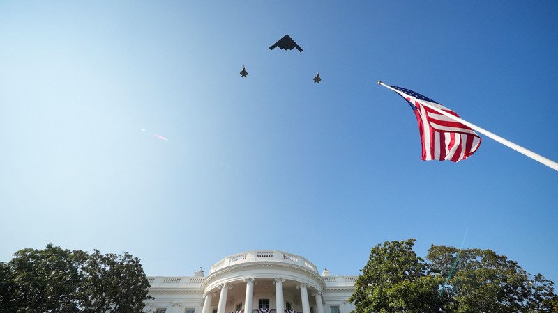 Empat pesawat F-22 mengambil bagian dalam penerbangan lintas udara, menandai Hari Kemerdekaan, di Gedung Putih di Washington, D.C., AS, 4 Juli 2025. Empat pesawat F-22 mengambil bagian dalam penerbangan lintas udara, menandai Hari Kemerdekaan, di Gedung Putih di Washington, D.C., AS, 4 Juli 2025. (REUTERS/Ken Cedeno)
