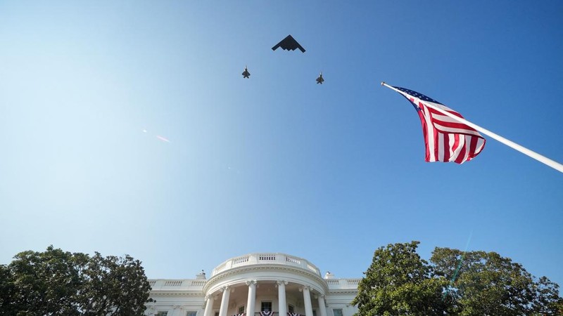 Empat pesawat F-22 mengambil bagian dalam penerbangan lintas udara, menandai Hari Kemerdekaan, di Gedung Putih di Washington, D.C., AS, 4 Juli 2025. (REUTERS/Ken Cedeno)