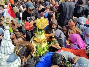 Tumplek Blek! Warga Padati Sedekah Waduk Cengklik Boyolali