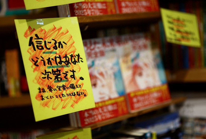 Seorang anggota staf meletakkan buku komik berjudul 'The Future I saw', yang ditulis oleh seniman manga Ryo Tatsuki, di rak toko buku Village Vanguard di Tokyo, Jepang, 30 Juni 2025. Seorang anggota staf meletakkan buku komik berjudul 'The Future I saw', yang ditulis oleh seniman manga Ryo Tatsuki, di rak toko buku Village Vanguard di Tokyo, Jepang, 30 Juni 2025. (REUTERS/Issei Kato)