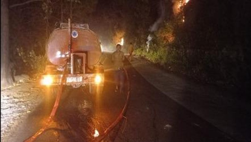 Tim gabungan melakukan pemadaman karhutla yang terjadi di Desa Turpuk Limbong, Kecamatan Harian, Kabupaten Samosir, Sumatera Utara, pada Selasa (1/7/2025). (Dok. BPBD Kabupaten Samosir)